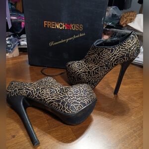 french kiss Black and Gold Platform Stiletto Heels. New Size 7